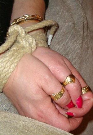 Кавказская женщина обнажает свои большие натуральные сиськи, находясь в стеснении Фото 12