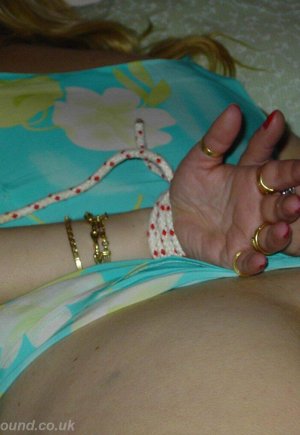 Кавказская женщина обнажает свои большие натуральные сиськи, находясь в стеснении Фото 1